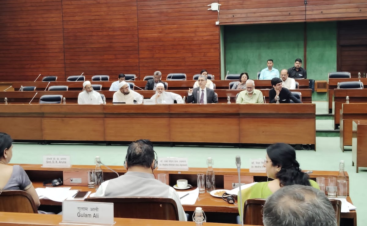 Read more about the article Opposition Protests BJP Member’s Derogatory Remarks, Walks Out Of Waqf Bill Joint Committee Meeting