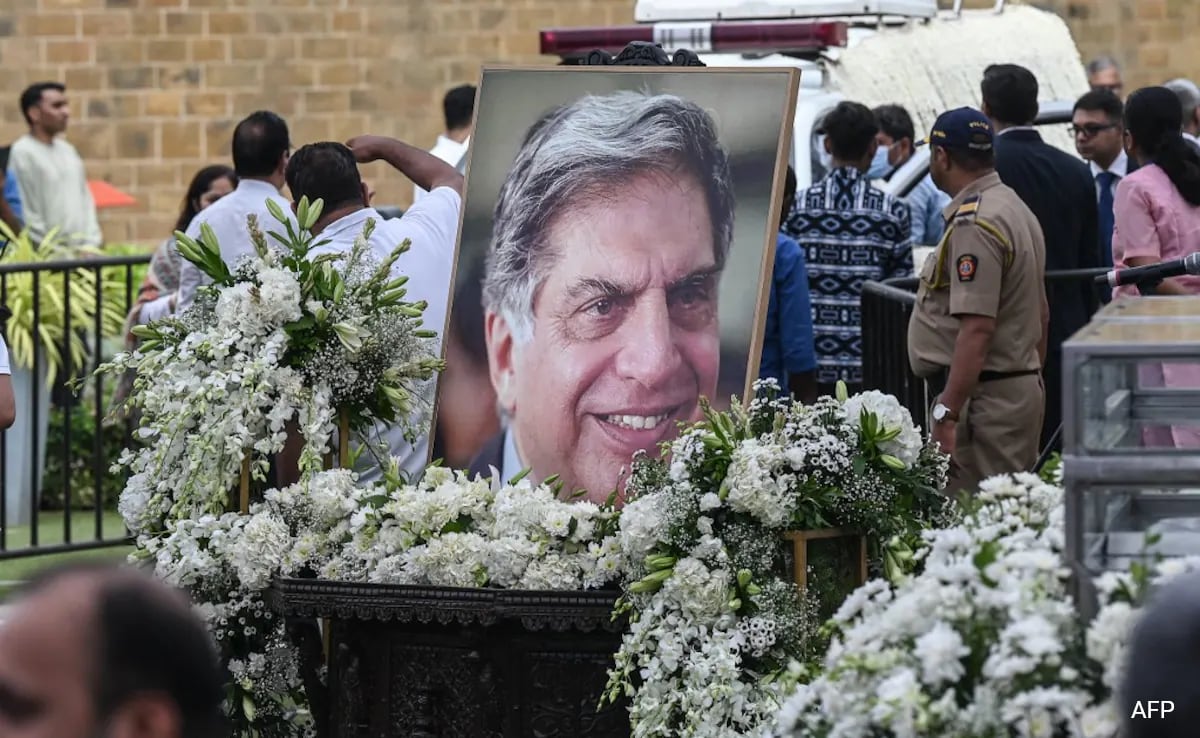 Read more about the article Ratan Tata’s Last Rites With State Honours, Thousands Pay Tribute