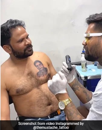 Read more about the article Man Gets Ratan Tata’s Face Tattooed On Chest, Calls Him “Real-Life God”