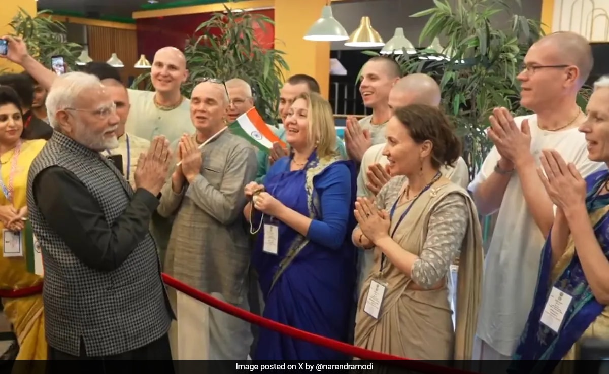 Read more about the article PM Modi Welcomed With ‘Krishna Bhajan’, Sanskrit Song Upon Arrival In Kazan