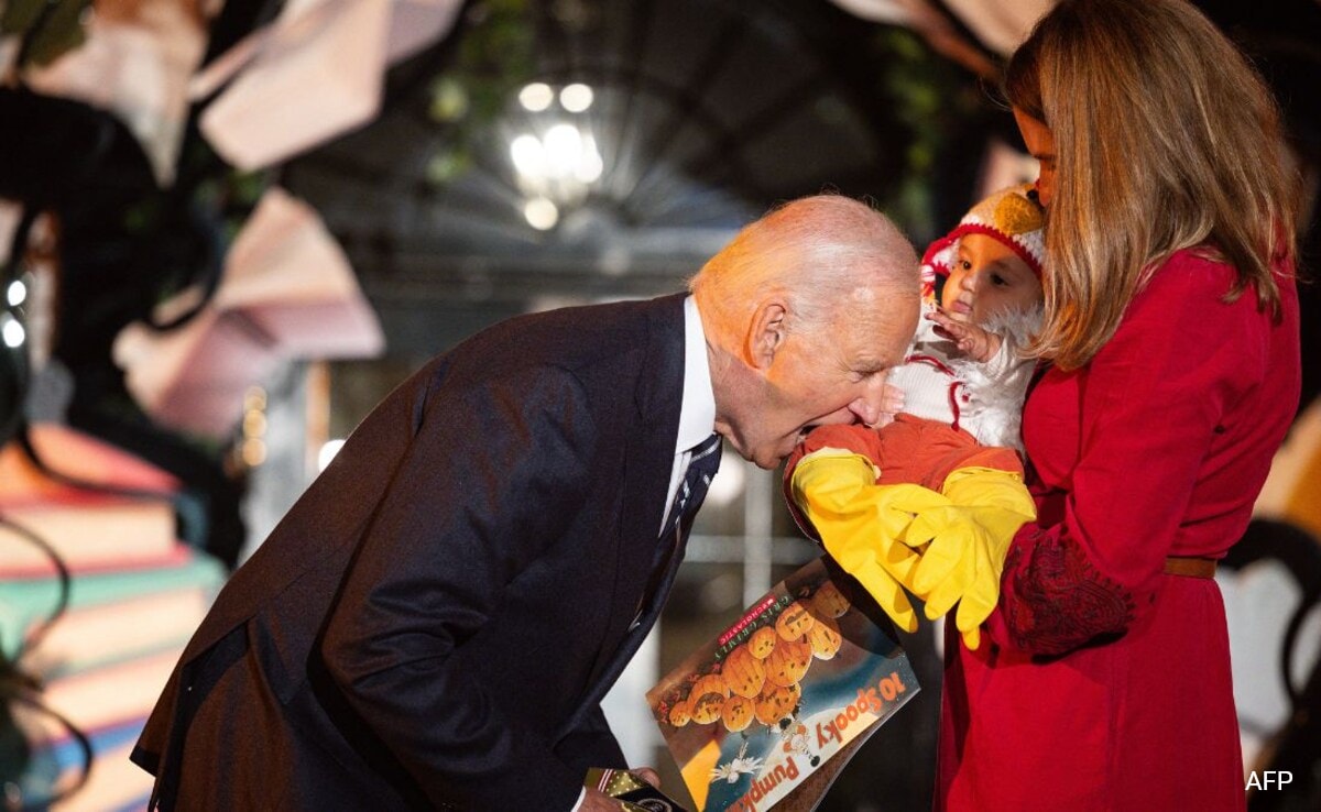 Read more about the article In His Last White House Halloween, POTUS ‘Bites’ Baby, 1st Lady In Panda Costume