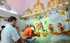 Read more about the article Rahul Gandhi Offers Prayers At Valmiki Temple In Delhi