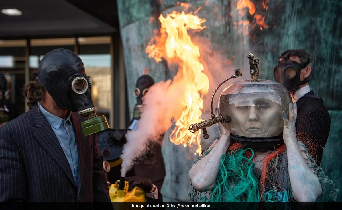 Read more about the article Climate Change Activists Pretend To Drown Themselves In Oil Outside UN Agency In London