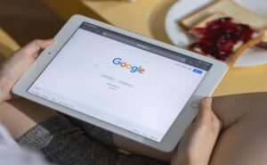 Read more about the article Google Tests Verified Check Marks In Search Results For Certain Companies