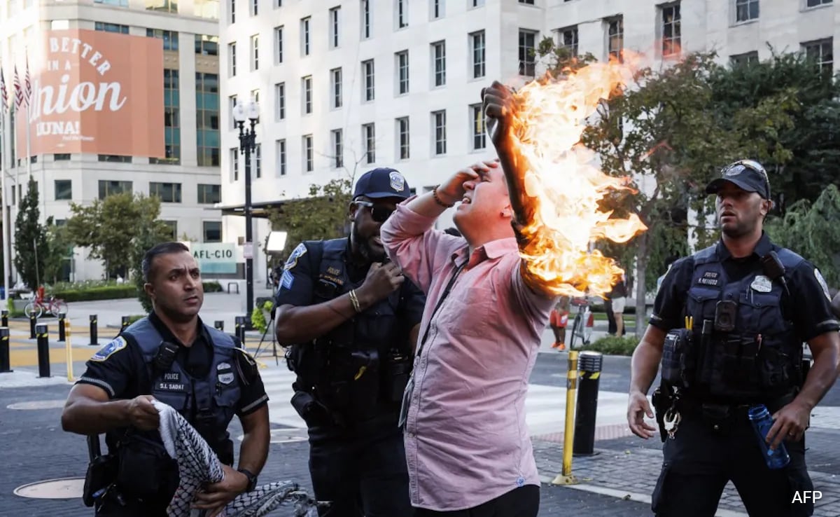 Read more about the article Man Sets His Arm On Fire In US To Protest Against Israel-Hamas War