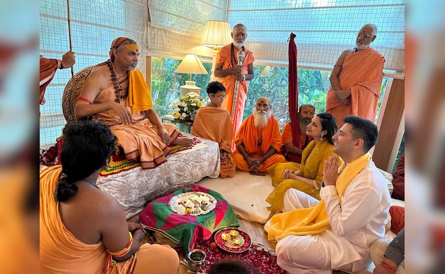 Read more about the article Shankaracharya Swami Avimukteshwaranand Saraswati Maharaj Visits Raghav Chadha, Parineeti Chopra’s House In Delhi