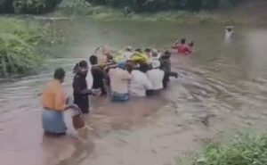 Read more about the article Andhra Family Wades Through Waist-Deep Water For Man’s Funeral