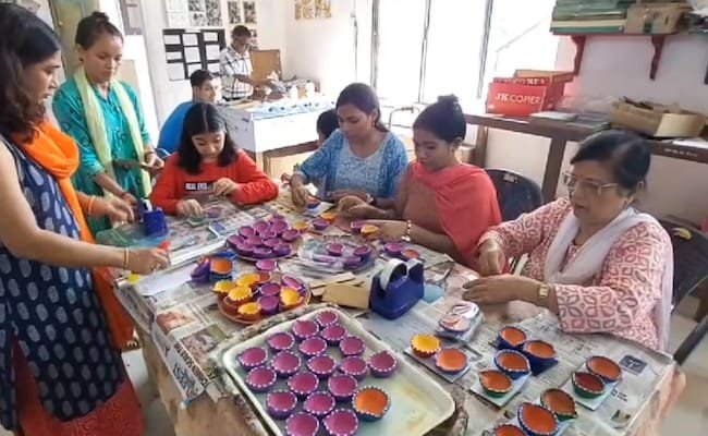 Read more about the article This Diwali, Guwahati Homes To Be Lit Up By Diyas Made By Children With Disabilities