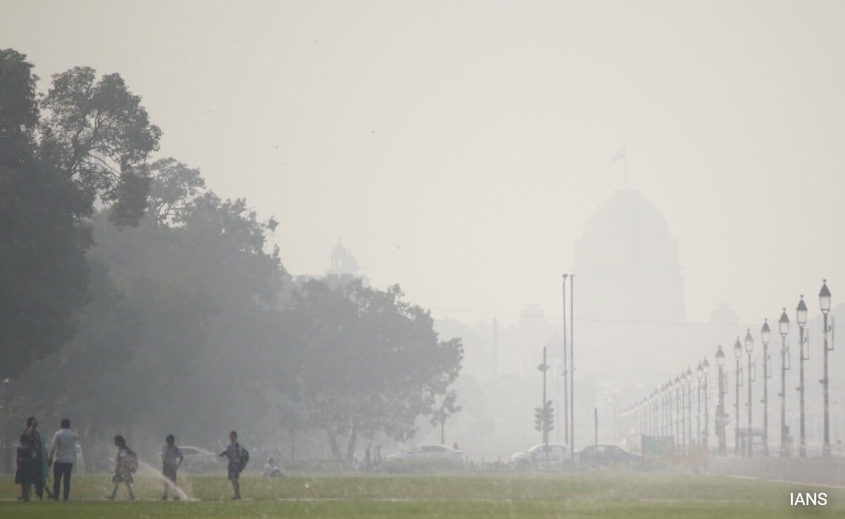 Read more about the article Delhi Records Lowest Temperature Of The Season At 33.1C Amid Smog