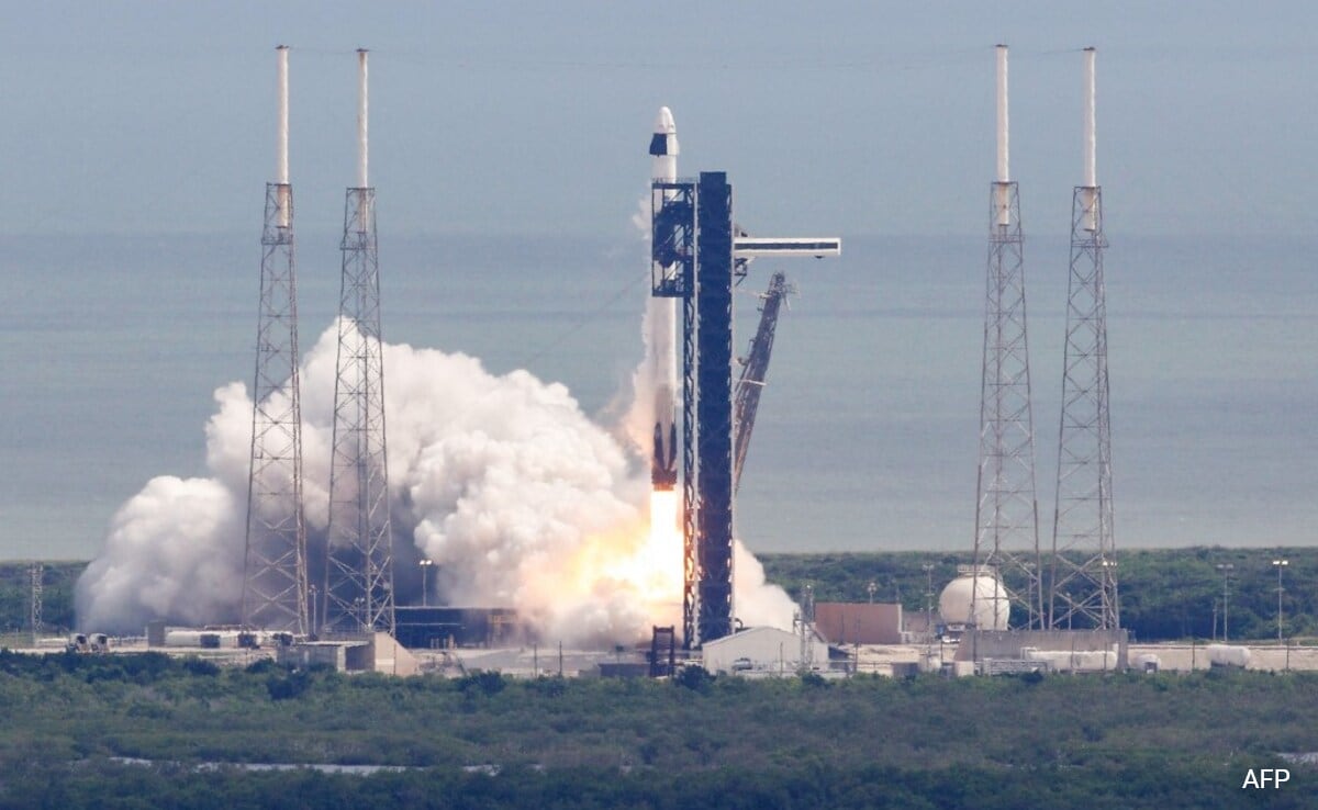 Read more about the article US Aviation Authority Clears SpaceX’s Falcon 9 For Flight After Mishap Investigation