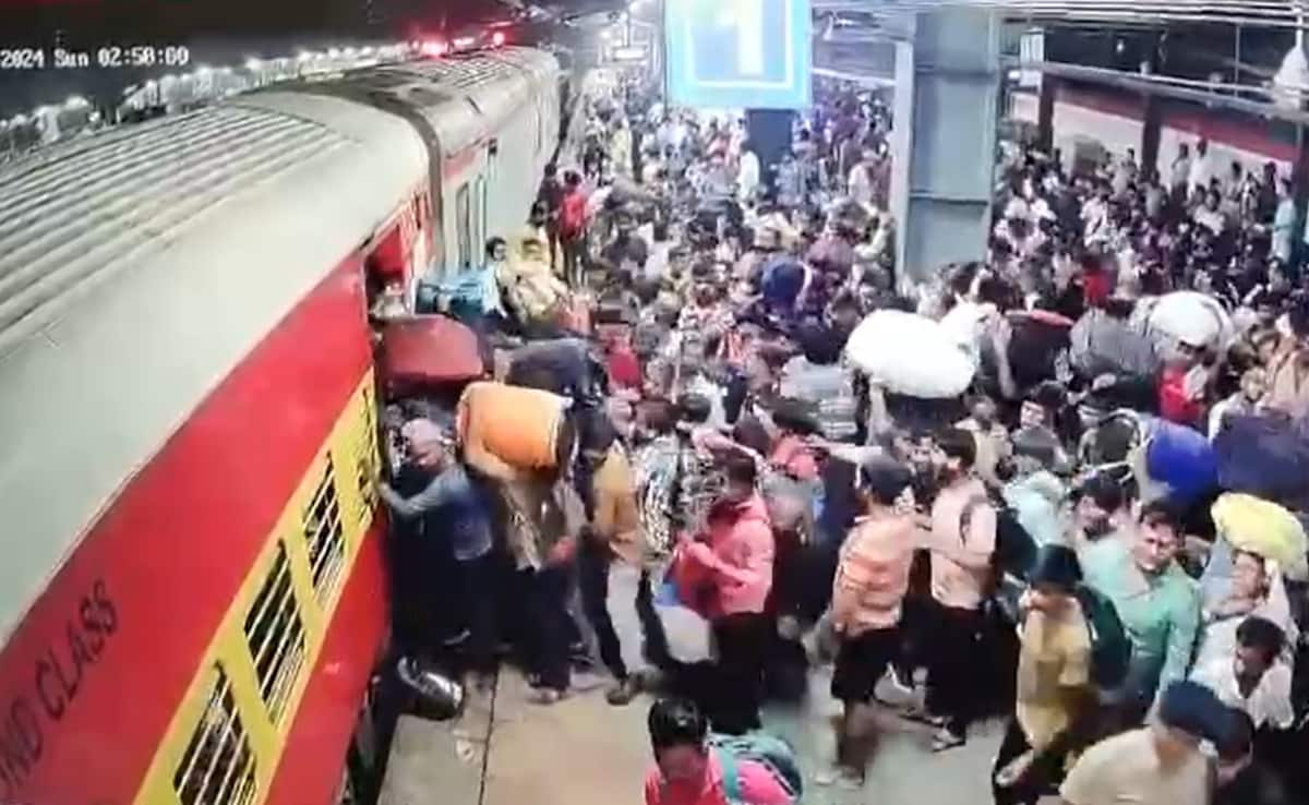 Read more about the article CCTV Captures Moments Before Stampede At Mumbai’s Bandra Terminus