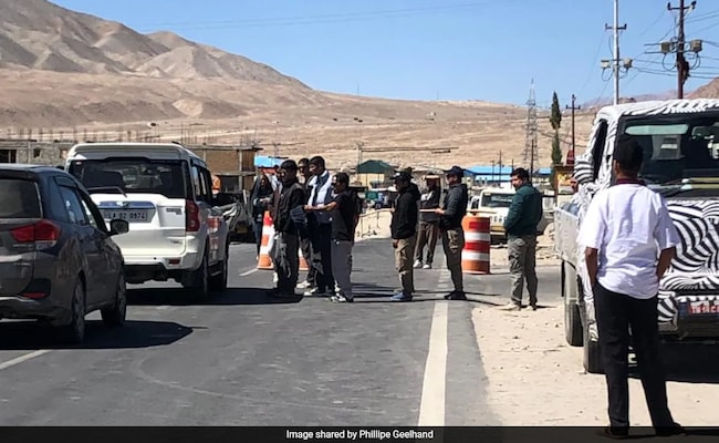 Read more about the article After Sonam Wangchuk Detained In Delhi, Supporters Blockade NH1 Near Leh