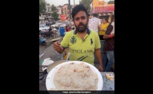 Read more about the article Delhi Street Vendor Introduces Fruit Momos, Sparks Outrage