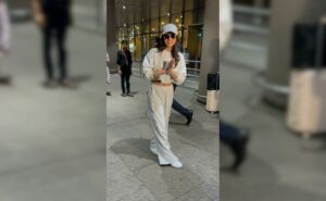 Read more about the article Priyanka Chopra Greets The Paparazzi With A Namaste. See Airport Pics