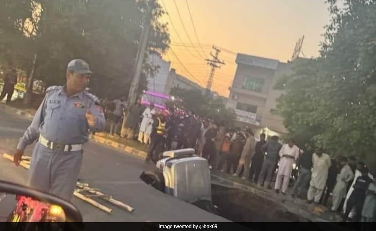 Massive Sinkhole In Lahore Swallows 3 Vehicles, Causes Traffic Disruptions