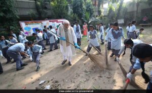 Read more about the article PM’s Clean Drive With Schoolchildren To Mark 10 Years Of Swachhata Campaign