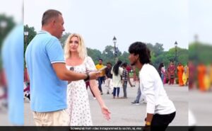 Read more about the article Video Of Man Dancing Around Visibly Uncomfortable Russian Tourist At India Gate Sparks Outrage Online