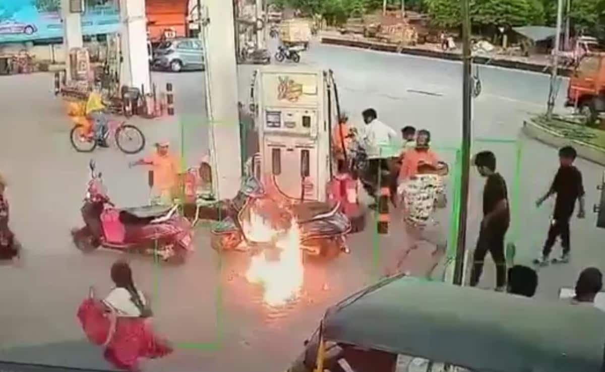 Read more about the article Drunk Man Starts Fire At Petrol Pump On “Dare”