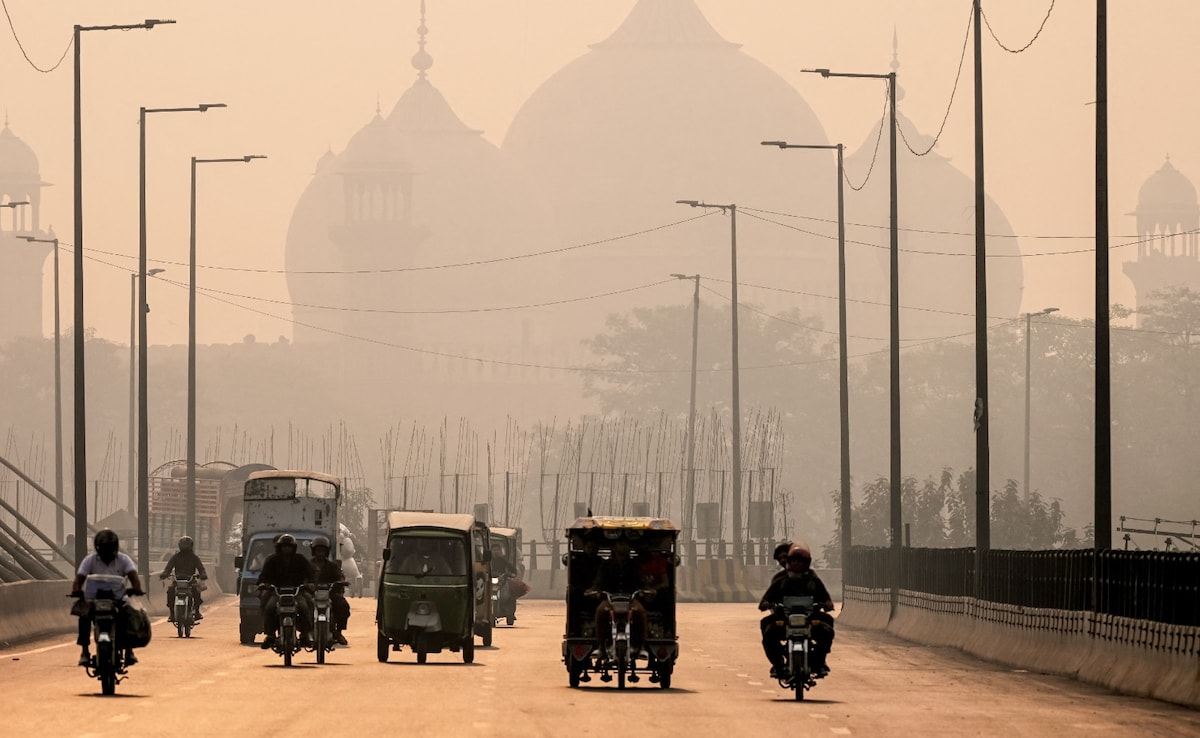 Read more about the article Pak Shuts Parks, Museums As Air Quality Worsens, Multans AQI Crosses 2,100