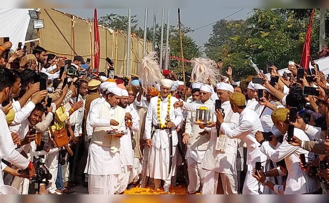 Read more about the article Amid Deadlock, Udaipur’s Maharana Vishvaraj Singh Visits Palace Temple To Complete Rituals