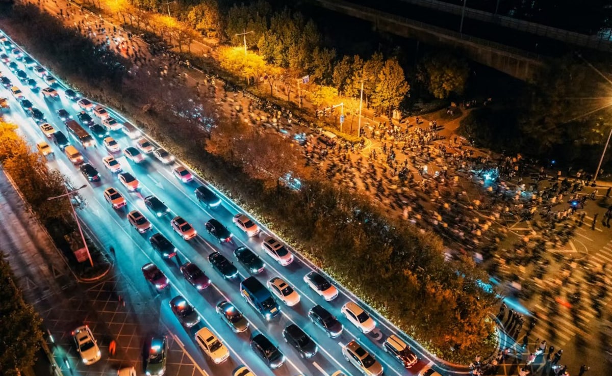 Read more about the article Why Thousands Of Chinese Students Went On Mass Night Bike Rides