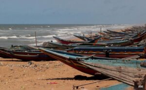 Read more about the article People Asked To Stay Indoors As Cyclone Fengal Approaches Puducherry