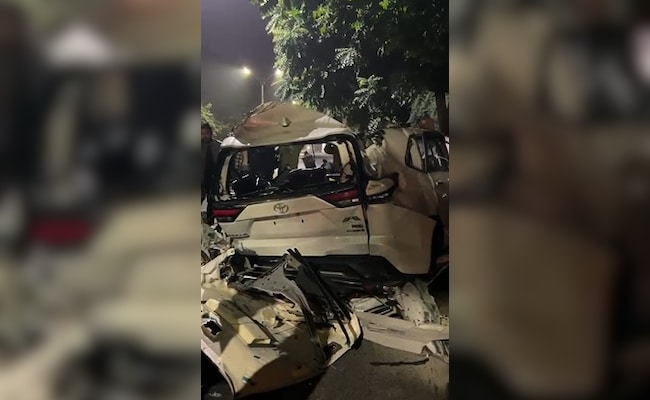 Read more about the article 6 Killed, 1 Injured As Car Crashes Into Truck In Dehradun