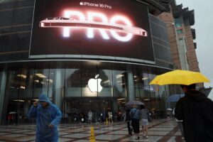 Read more about the article Apple Said to Be in Talks with Tencent, ByteDance to Roll Out iPhone AI Features in China