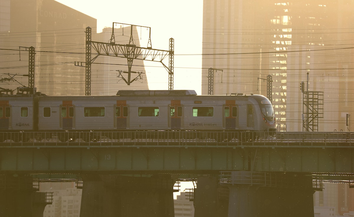 S Korean Train Conductor's 4-Minute Toilet Break Delays Commute For 125 Trains