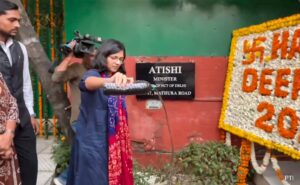 Read more about the article AAP MP Swati Maliwal Pours Dirty Water Outside Chief Minister Atishi’s Residence