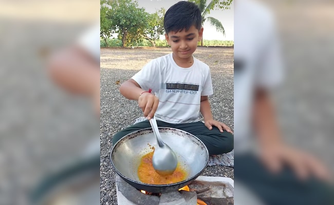 Read more about the article Young Boy Cooks “Dahi Tikhari”, Video Gets Over 55 Million Views