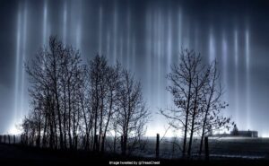 Read more about the article Mysterious “Pillars Of Light’ Illuminate The Sky In Canada’s Alberta, See Pics And Videos