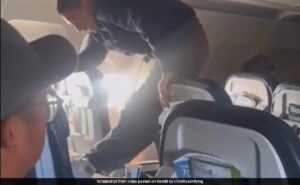 Read more about the article Viral Video Shows United Airlines Passenger Violently Attacking Plane Seat