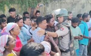 Read more about the article Protesters Clash With Cops As Gate To Dibrugarh Tea Estate Closed