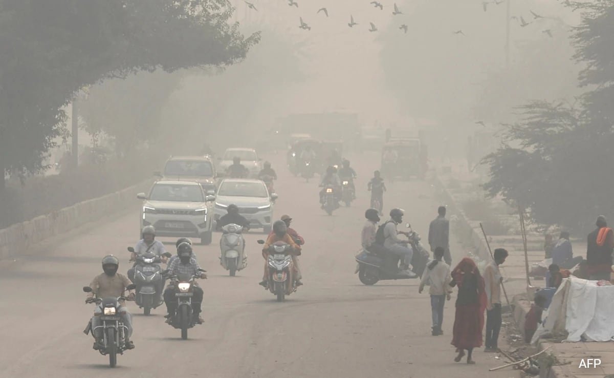 Read more about the article Thick Smog Blankets Delhi-NCR, Air Quality Index Crosses 400-Mark