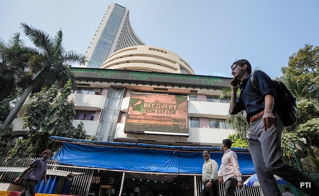 Read more about the article An Annual Diwali Ritual That Sets The Share Market Abuzz In Evening