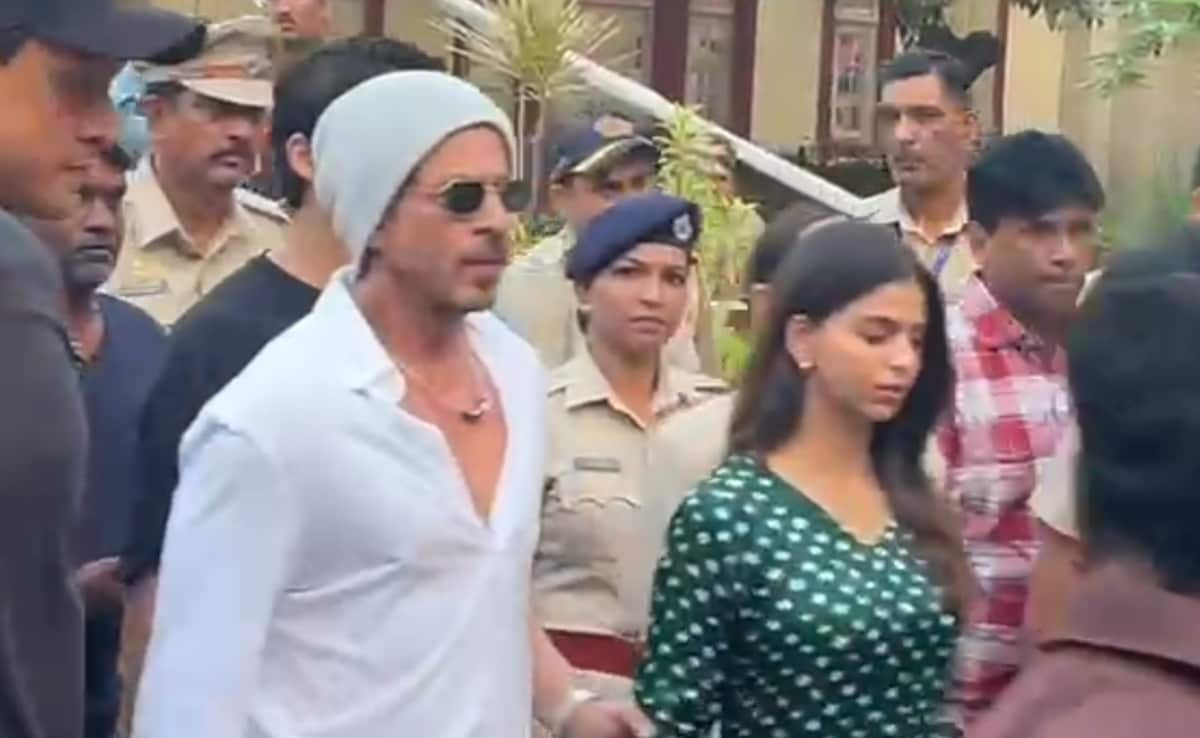 Read more about the article Shah Rukh Khan Casts Vote In Mumbai Along With Family