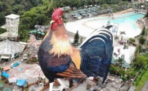 Read more about the article This Hotel Is Officially The World’s Largest Building Shaped Like A Chicken