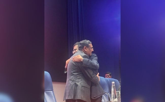 Read more about the article Chief Justice DY Chandrachud Hugs Chief Justice-Designate Sanjiv Khanna