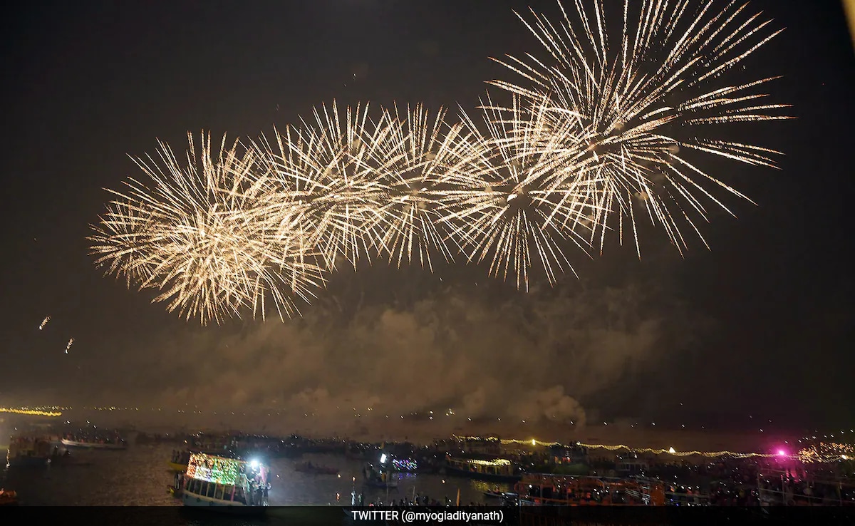 Read more about the article On Dev Diwali, Varanasi Witnesses Fireworks, Laser Show Over Ganga River