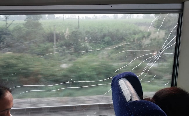 Read more about the article Vande Bharat’s Window Cracks After Stones Thrown In Uttarakhand, 1 Arrested