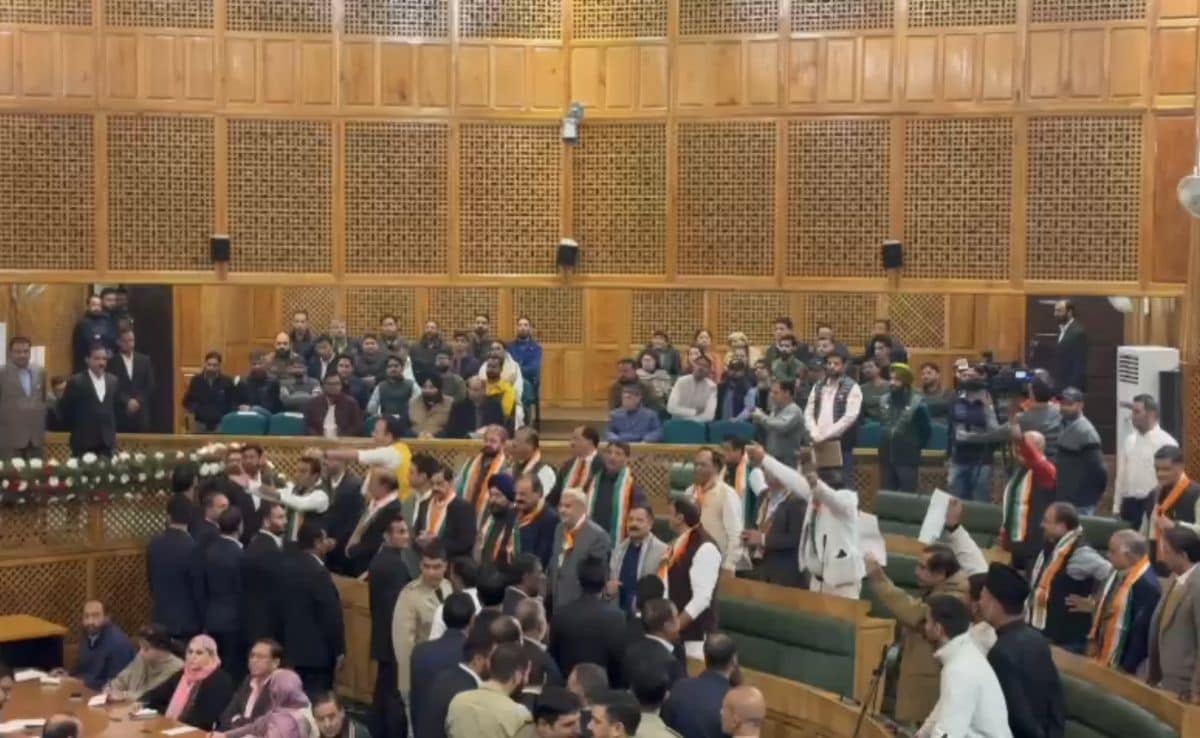 Read more about the article Chaos In Jammu And Kashmir Assembly Again Over Resolution For Article 370