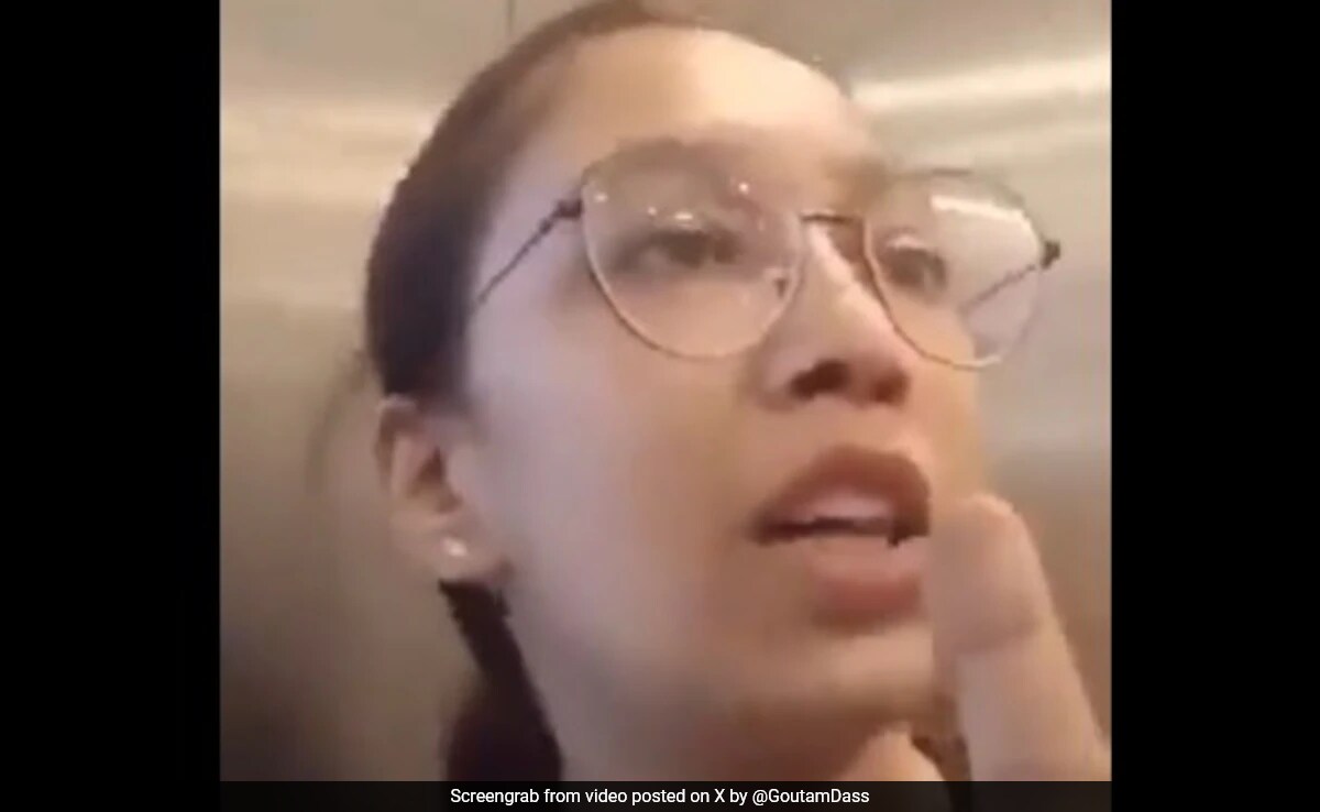 Read more about the article Woman Confronts Bengali Passenger In Kolkata Metro