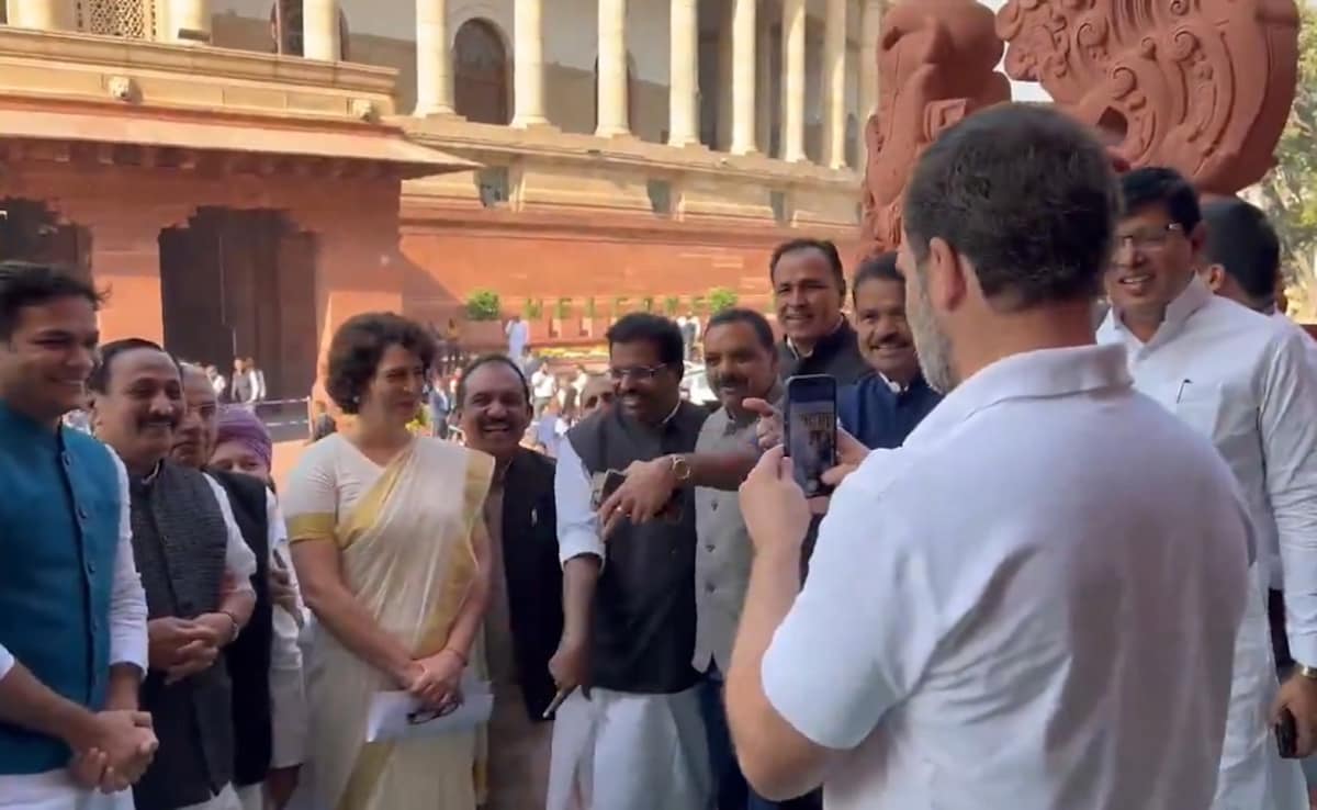 Read more about the article In Candid Moment, Brother Rahul Gandhi Clicks Priyanka Gandhi