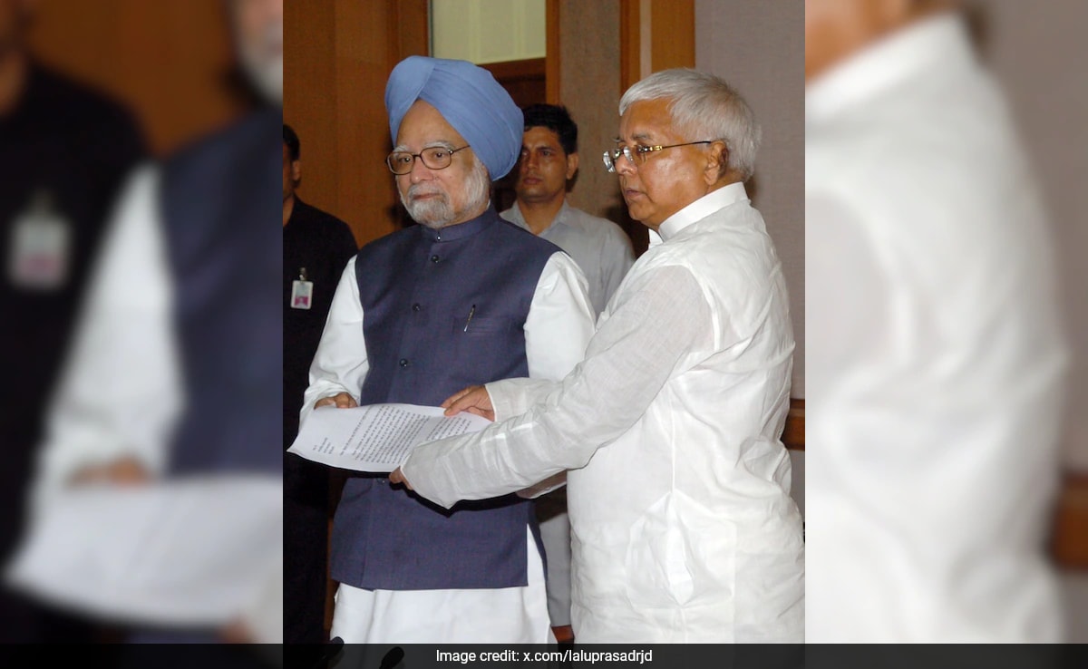 Read more about the article Lalu Yadav Pays Tribute To Manmohan Singh