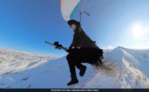 Read more about the article Woman Dressed As Witch Paraglides With Broomstick: “Harry Didi Flying”