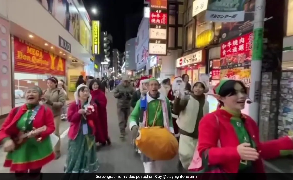 Read more about the article People Dress Up As Santa’s Elves, Chant ‘Hare Krishna’ In Japan