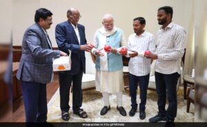 Read more about the article Sharad Pawar Meets PM Modi Along With Two Maharashtra Farmers