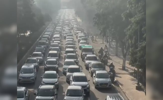 Read more about the article Massive Traffic Jam, Delhi-Noida Borders Choked Ahead Of Farmers’ Protest