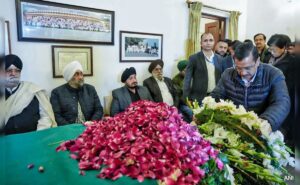 Read more about the article Arvind Kejriwal Pays Last Respect To Manmohan Singh